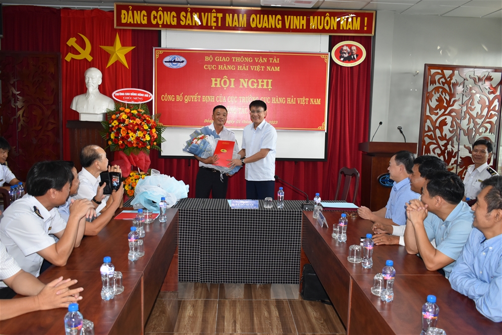 Cục trưởng Cục Hàng hải Việt Nam trao Quyết định bổ nhiệm và tặng hoa cho đồng chí Vũ Đăng Vượng